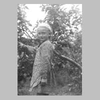 082-0021 Elfriede Stoermer begutachtet die Aepfel im elterlichen Garten.jpg